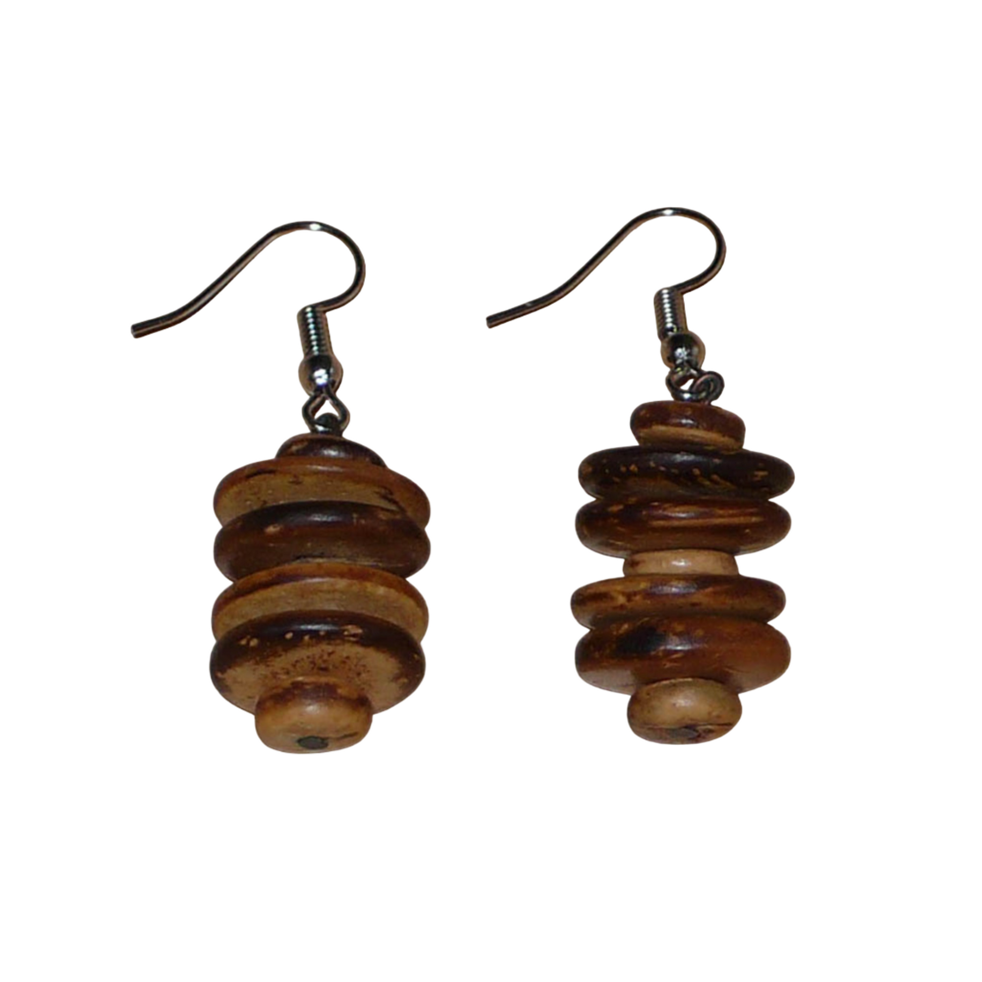 Boucles d'oreilles afro-caribéennes aux accents exotiques composées de perles en noix de coco façonnées en rondelles superposées. De taille moyenne, ces boucles d'oreilles mesurent 4.5 cm de long et 1.5 cm de large ; elles se portent avec des crochets en acier inoxydable sur des oreilles percées.