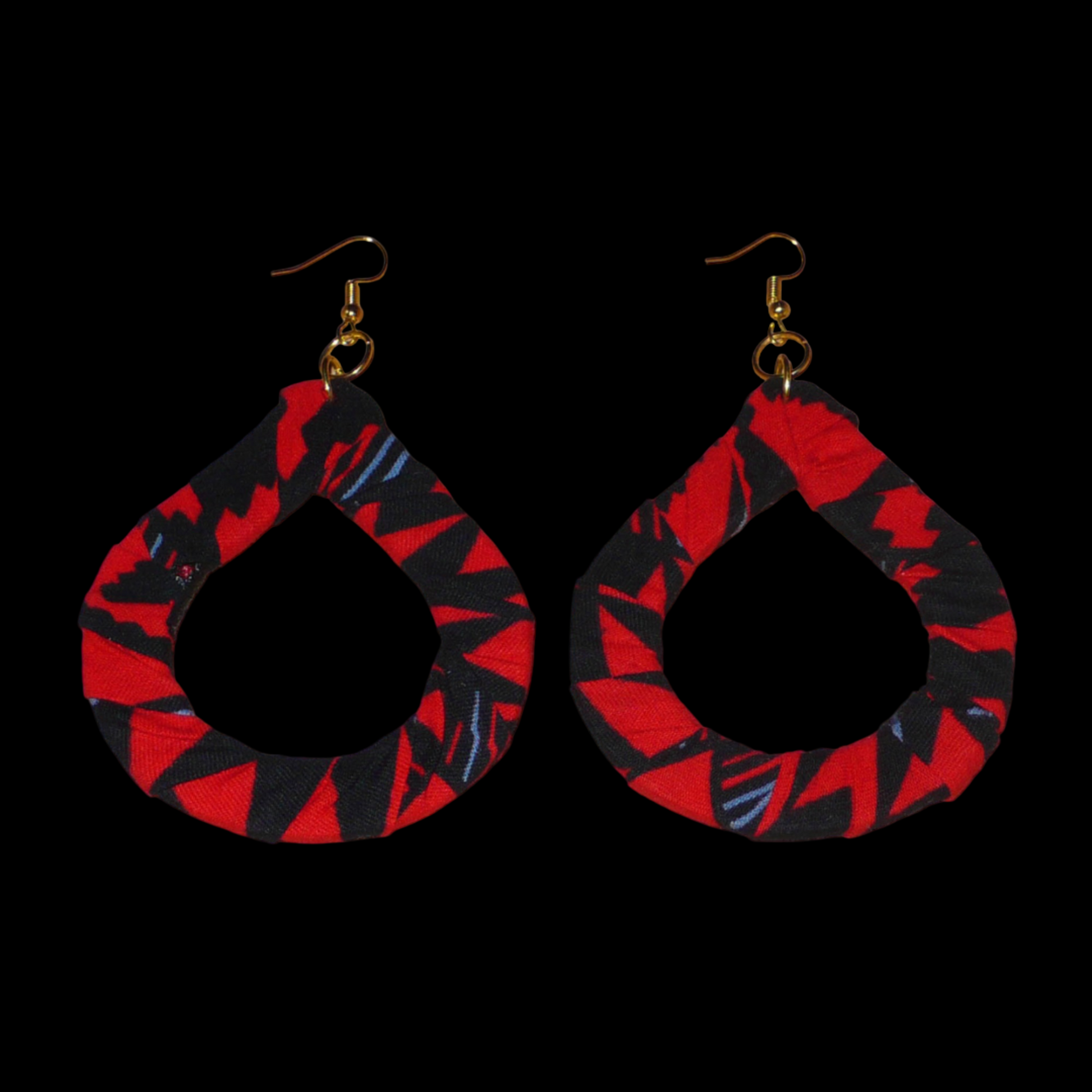Longues et larges boucles d'oreilles africaines composées de tissu africain rouge et noir avec des touches de gris enroulées sur des structures en forme de gouttes. Elles mesurent 10 cm de long et 6,5 cm de large et se portent avec des crochets en acier inoxydable sur des oreilles percées.