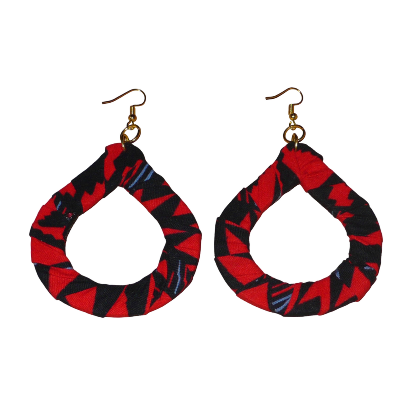 Longues et larges boucles d'oreilles africaines composées de tissu africain rouge et noir avec des touches de gris enroulées sur des structures en forme de gouttes. Elles mesurent 10 cm de long et 6,5 cm de large et se portent avec des crochets en acier inoxydable sur des oreilles percées.