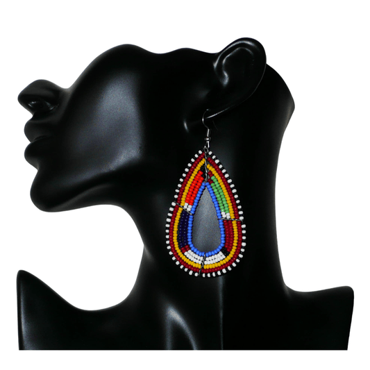 Longues boucles d'oreilles africaines en forme de gouttes faites de perles de rocaille bleues et multicolores. Elles mesurent 8,5 cm de long et 4 cm de large et se portent sur des oreilles percées.