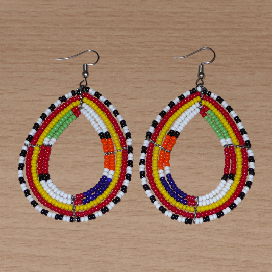 Boucles d'oreilles africaines Massai en forme de gouttes composées de perles de rocaille multicolores. Elles mesurent 8 cm de long et se portent sur des oreilles percées.