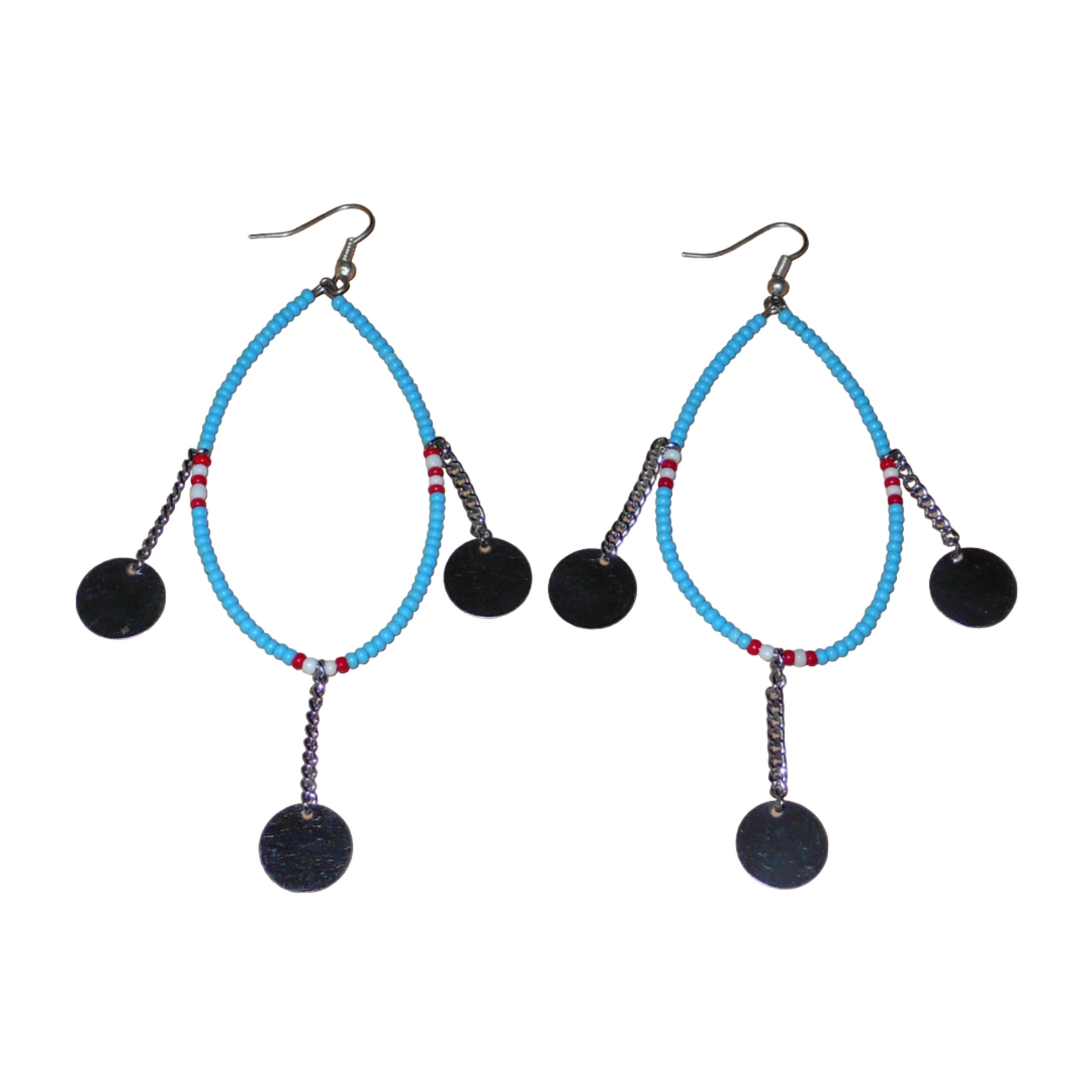 Longues boucles d'oreilles africaines Massai composées de perles bleu turquoise, blanches et rouges glissées sur un brin de fil de fer monté en forme de goutte, et de chaînettes ornées de pastilles en métal. Ces boucles d'oreilles ethniques chic mesurent 11,5 cm de long et 4 cm de large, et se portent avec des crochets en acier inoxydable sur des oreilles percées.