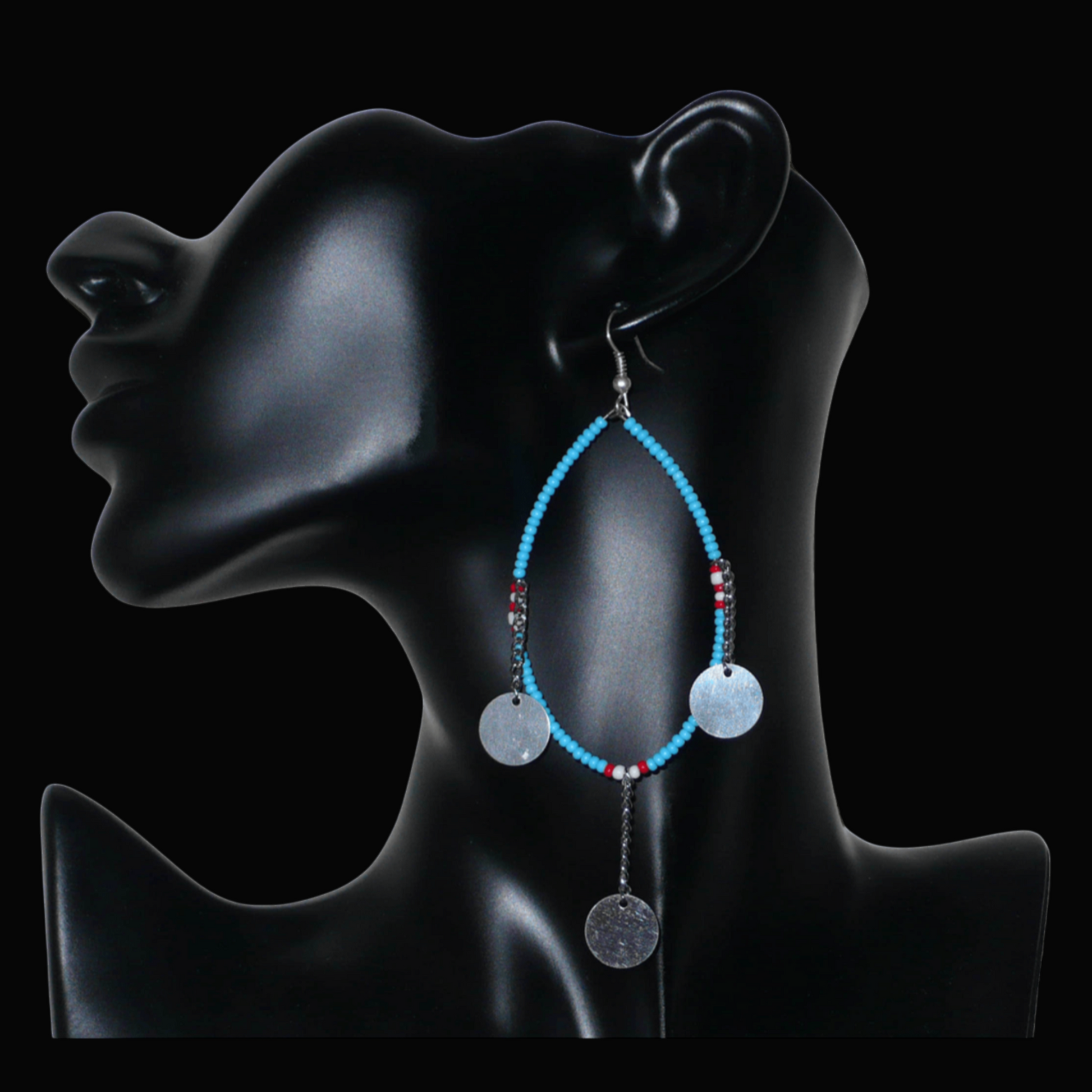 Longues boucles d'oreilles africaines Massai composées de perles bleu turquoise, blanches et rouges glissées sur un brin de fil de fer monté en forme de goutte, et de chaînettes ornées de pastilles en métal. Ces boucles d'oreilles ethniques chic mesurent 11,5 cm de long et 4 cm de large, et se portent avec des crochets en acier inoxydable sur des oreilles percées.