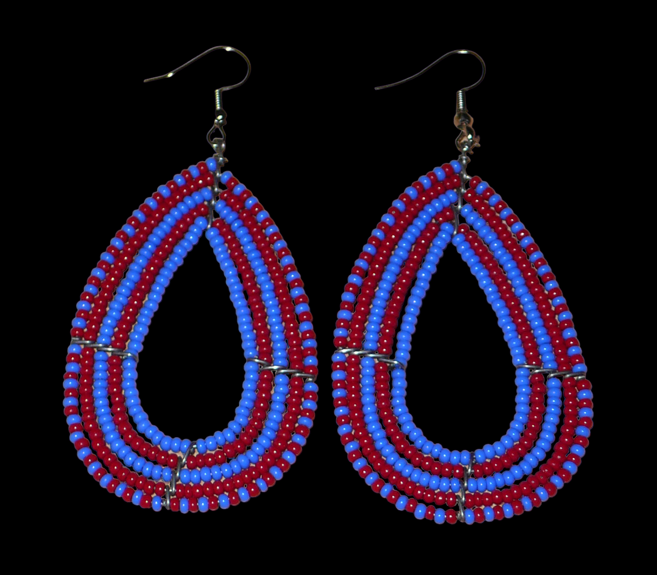 Boucles d'oreilles kenyanes bicolores rouges et bleues en forme de gouttes faites de perles de rocailles. Elles mesurent 8,5 cm de long et 4 cm de large et se portent sur des oreilles percées.