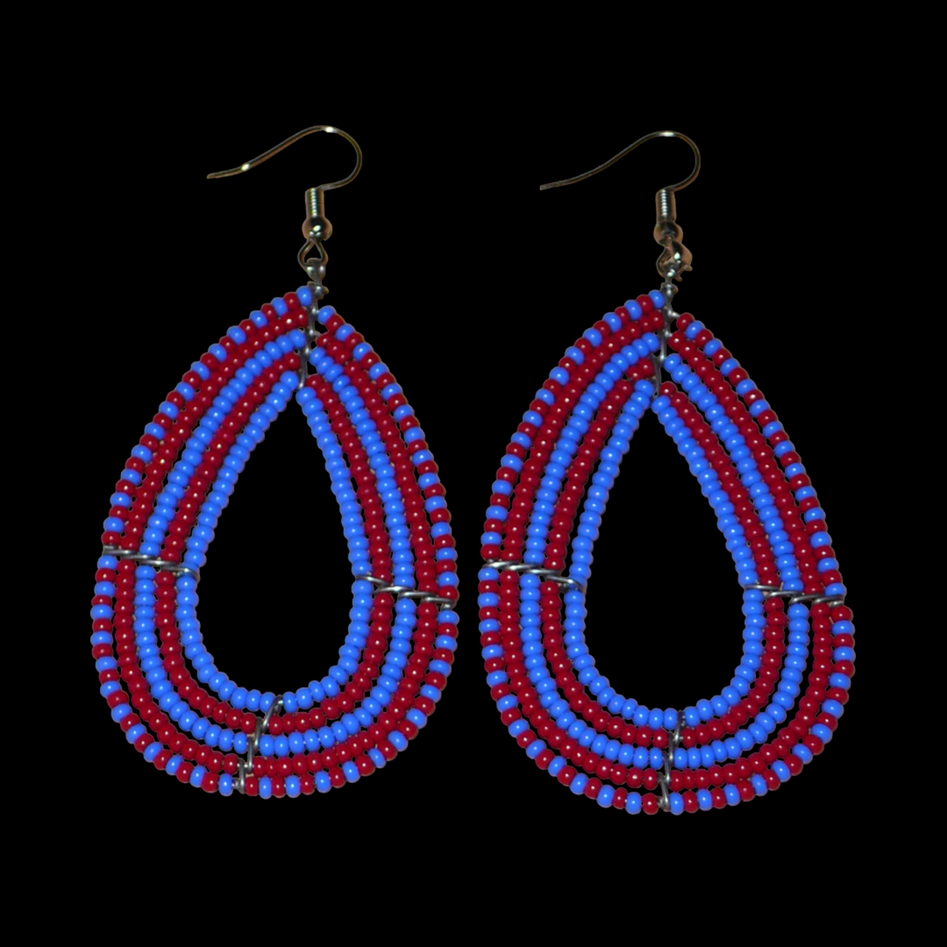 Boucles d'oreilles kenyanes bicolores rouges et bleues en forme de gouttes faites de perles de rocailles. Elles mesurent 8,5 cm de long et 4 cm de large et se portent sur des oreilles percées.