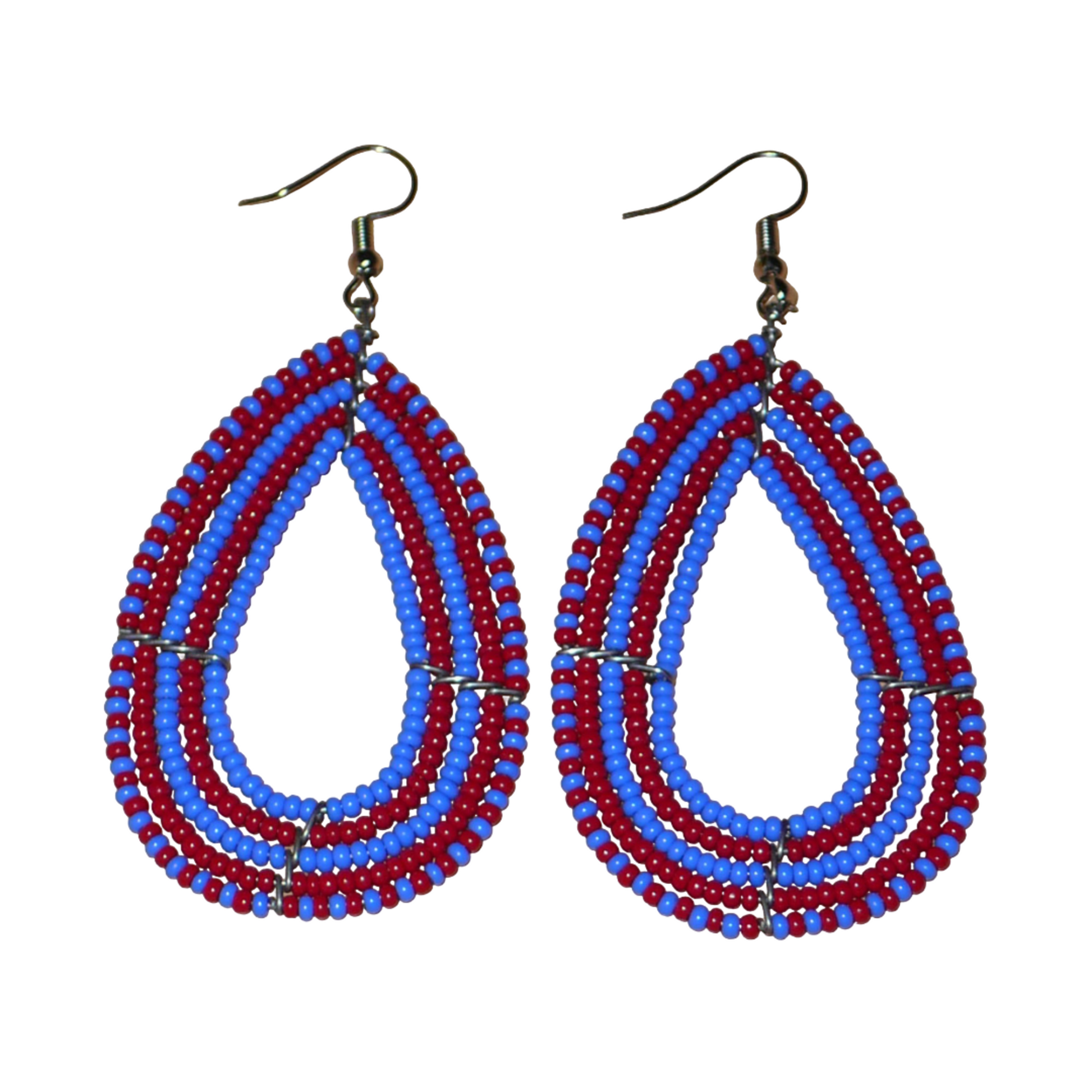 Boucles d'oreilles kenyanes bicolores rouges et bleues en forme de gouttes faites de perles de rocailles. Elles mesurent 8,5 cm de long et 4 cm de large et se portent sur des oreilles percées.