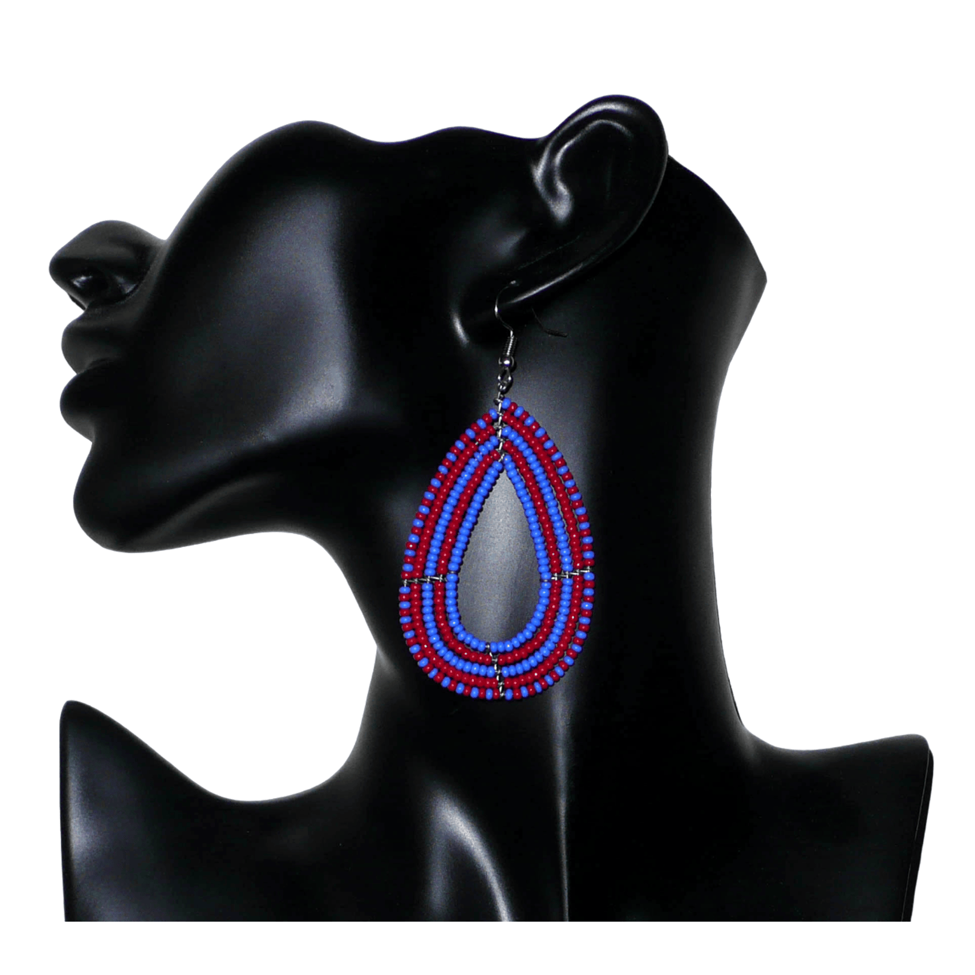 Boucles d'oreilles kenyanes bicolores rouges et bleues en forme de gouttes faites de perles de rocailles. Elles mesurent 8,5 cm de long et 4 cm de large et se portent sur des oreilles percées.