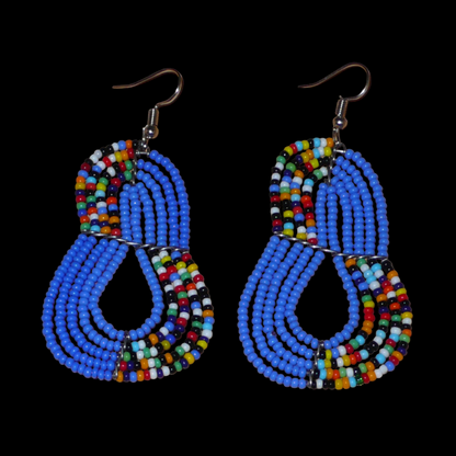 Boucles d'oreilles kenyanes faites de perles de rocaille bleues et d'un mélange de perles multicolores montées en forme de poires. Elles mesurent 7,5 cm de long et 4 cm de large et se portent sur des oreilles percées.
