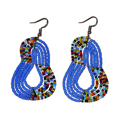 Boucles d'oreilles kenyanes faites de perles de rocaille bleues et d'un mélange de perles multicolores montées en forme de poires. Elles mesurent 7,5 cm de long et 4 cm de large et se portent sur des oreilles percées.
