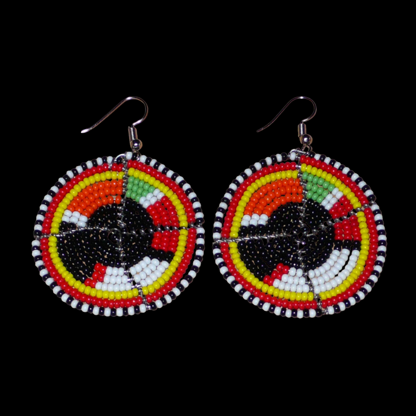Boucles d'oreilles ethniques rondes composées de perles de rocaille noires et multicolores. De taille moyenne, ces boucles d'oreilles africaines de tradition Massai mesurent 6,5 cm de long et 4,5 cm de large ; elles se portent avec des crochets en acier inoxydable sur des oreilles percées.