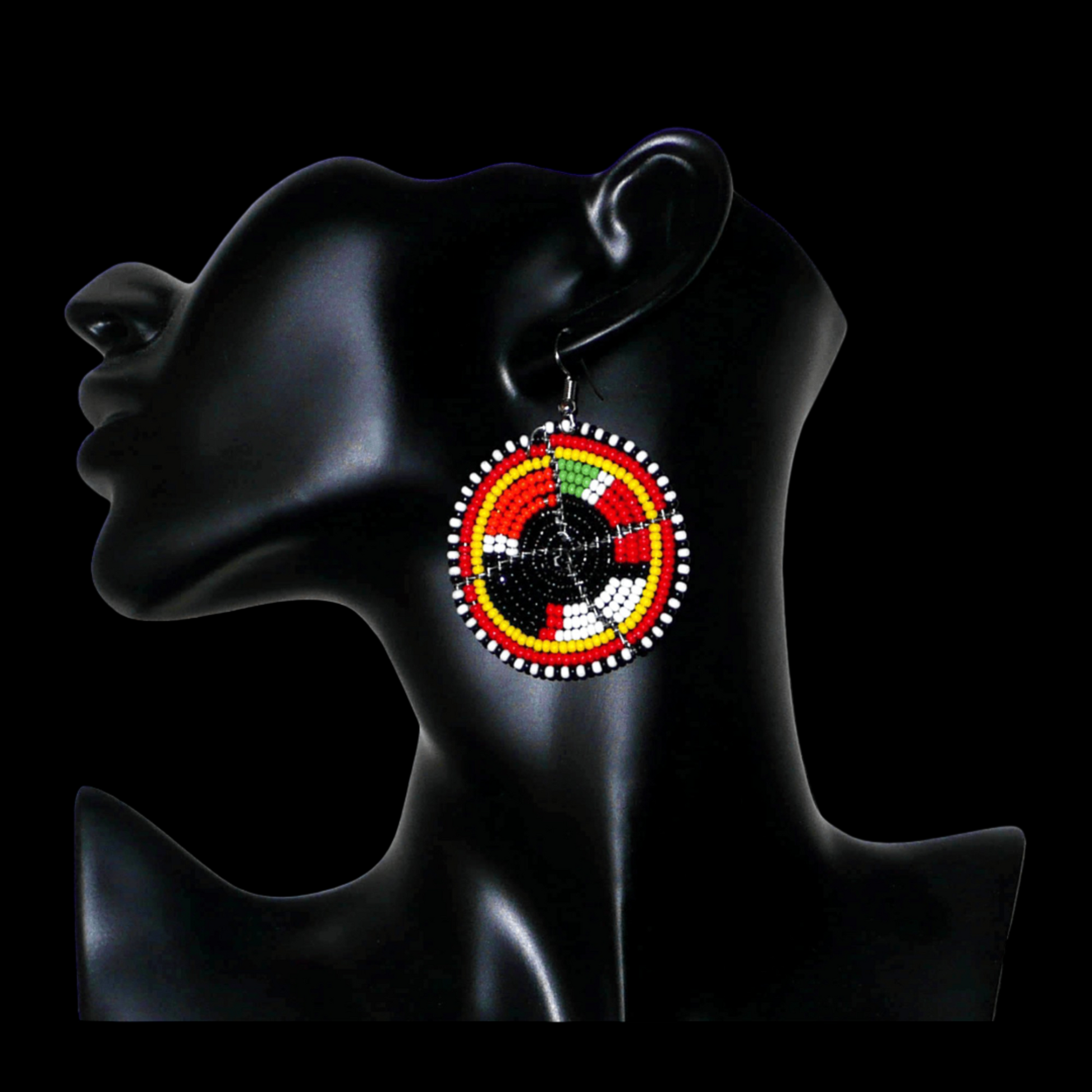 Boucles d'oreilles ethniques rondes composées de perles de rocaille noires et multicolores. De taille moyenne, ces boucles d'oreilles africaines de tradition Massai mesurent 6,5 cm de long et 4,5 cm de large ; elles se portent avec des crochets en acier inoxydable sur des oreilles percées.