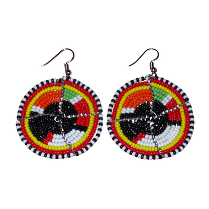 Boucles d'oreilles ethniques rondes composées de perles de rocaille noires et multicolores. De taille moyenne, ces boucles d'oreilles africaines de tradition Massai mesurent 6,5 cm de long et 4,5 cm de large ; elles se portent avec des crochets en acier inoxydable sur des oreilles percées.