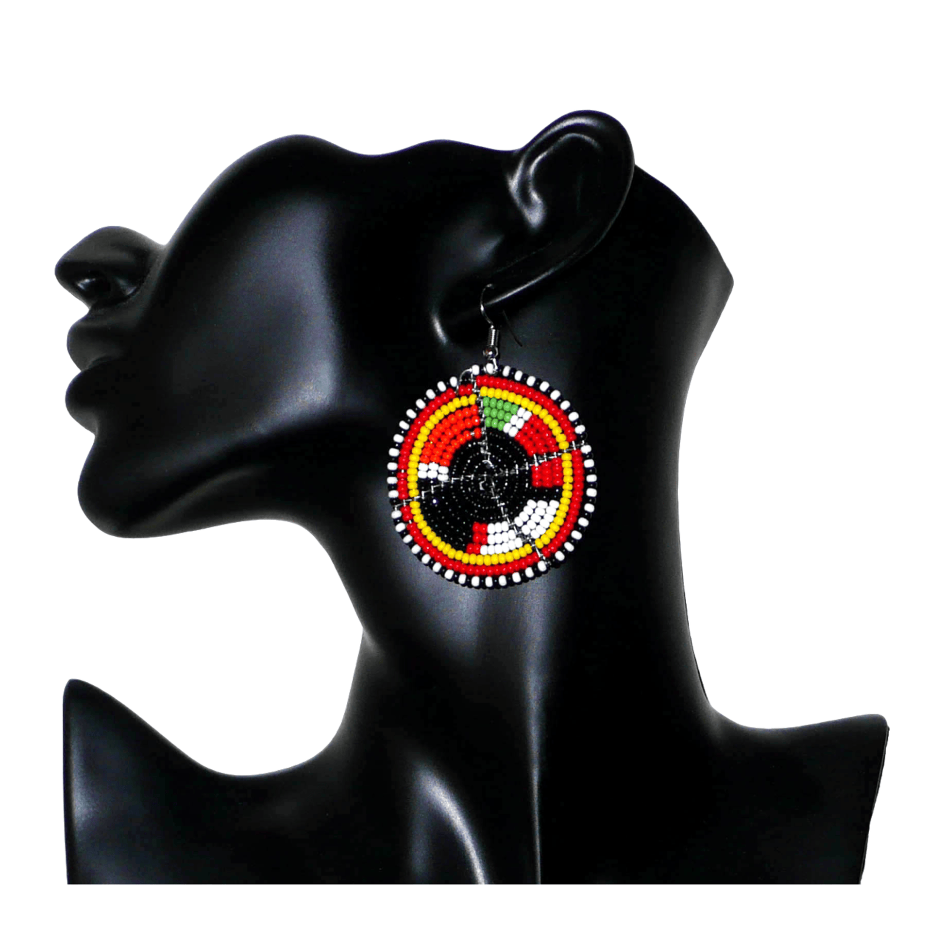 Boucles d'oreilles ethniques rondes composées de perles de rocaille noires et multicolores. De taille moyenne, ces boucles d'oreilles africaines de tradition Massai mesurent 6,5 cm de long et 4,5 cm de large ; elles se portent avec des crochets en acier inoxydable sur des oreilles percées.