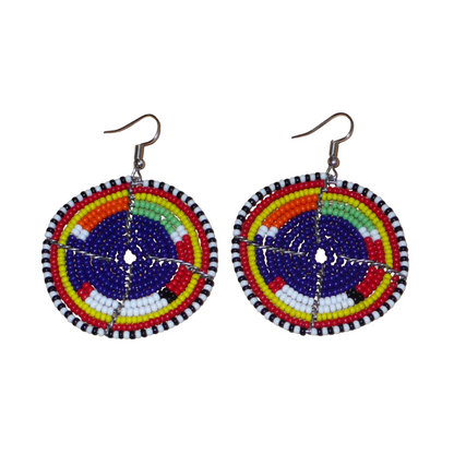 Boucles d'oreilles africaines rondes à motifs ethniques Massai en perles de rocaille bleu foncé et multicolores. Elles mesurent 7 cm de long et 5 cm de large et se portent sur des oreilles percées.