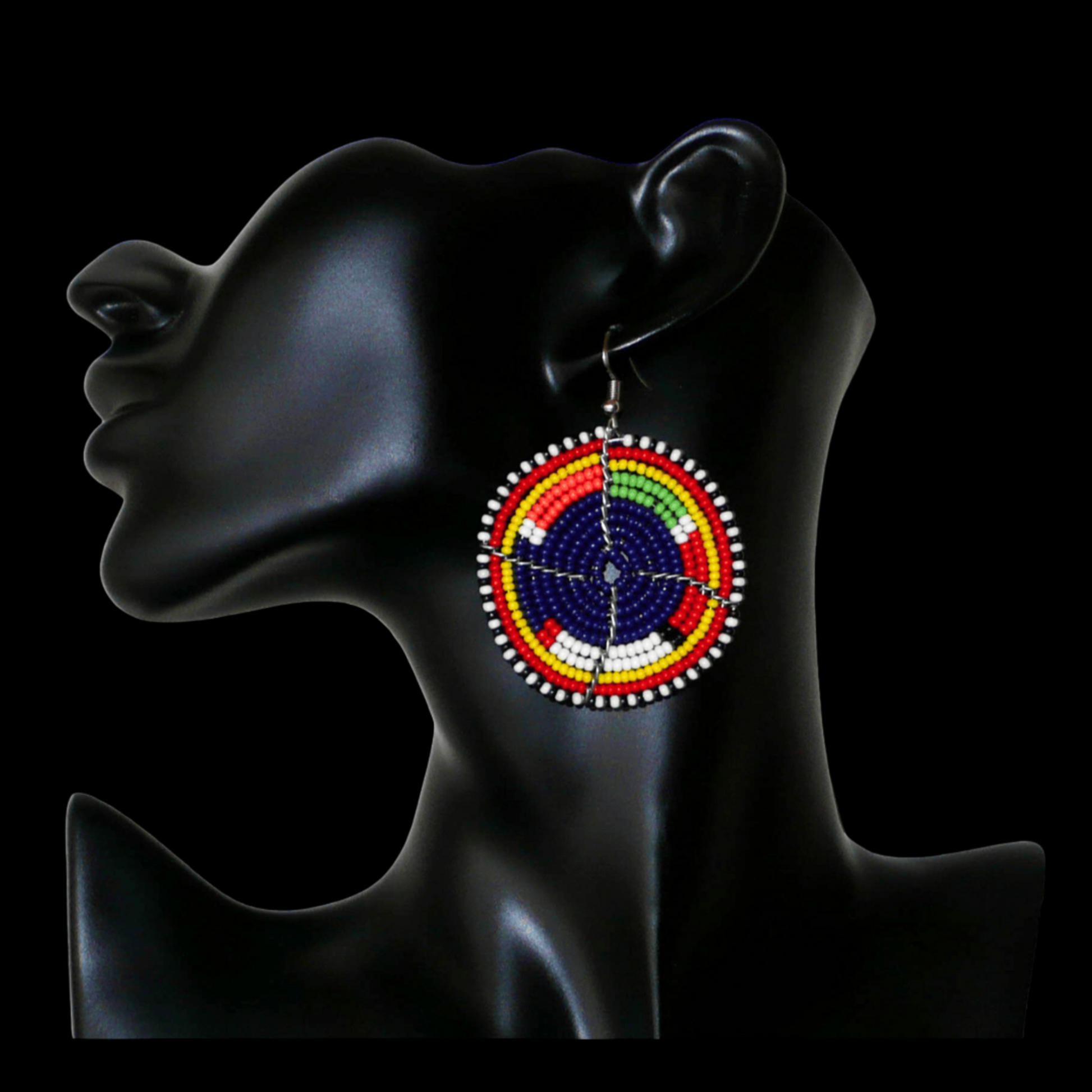 Boucles d'oreilles africaines rondes à motifs ethniques Massai en perles de rocaille bleu foncé et multicolores. Elles mesurent 7 cm de long et 5 cm de large et se portent sur des oreilles percées.