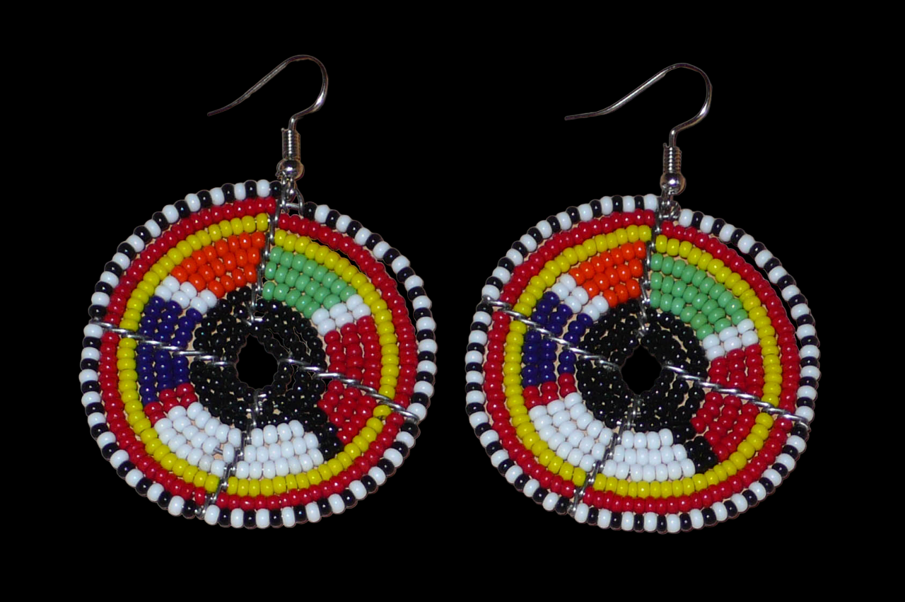 Boucles d'oreilles ethniques Massai rondes en perles de rocaille multicolores ;  elles mesurent 6,5 cm de long et 4,5 cm de large et se portent avec des crochets en acier inoxydable sur des oreilles percées.
