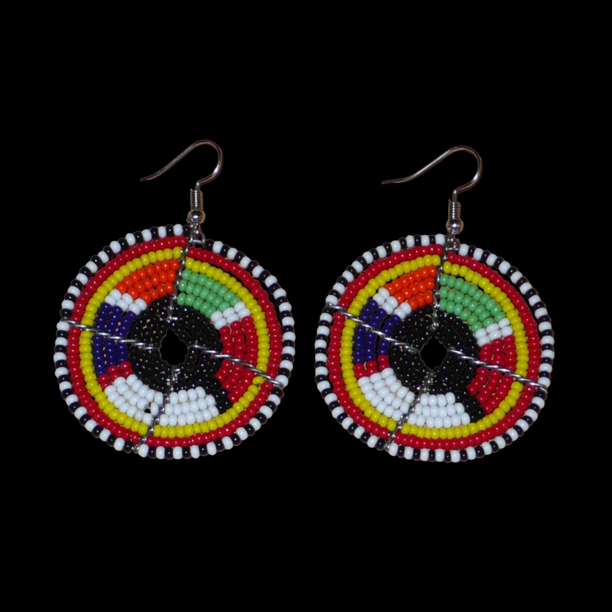 Boucles d'oreilles ethniques Massai rondes en perles de rocaille multicolores ;  elles mesurent 6,5 cm de long et 4,5 cm de large et se portent avec des crochets en acier inoxydable sur des oreilles percées.