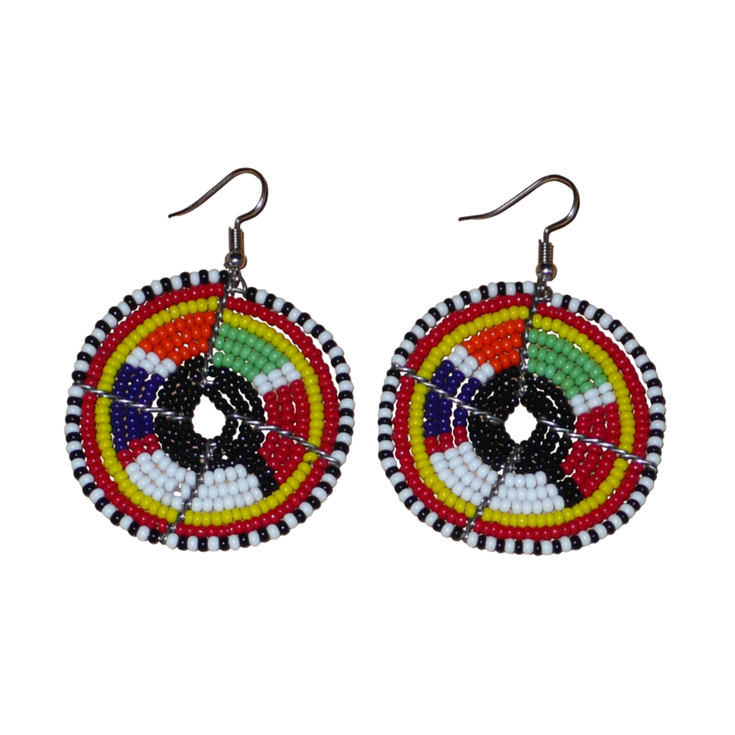 Boucles d'oreilles ethniques Massai rondes en perles de rocaille multicolores ;  elles mesurent 6,5 cm de long et 4,5 cm de large et se portent avec des crochets en acier inoxydable sur des oreilles percées.