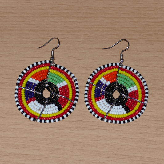 Boucles d'oreilles ethniques Massai rondes en perles de rocaille multicolores ;  elles mesurent 6,5 cm de long et 4,5 cm de large et se portent avec des crochets en acier inoxydable sur des oreilles percées.