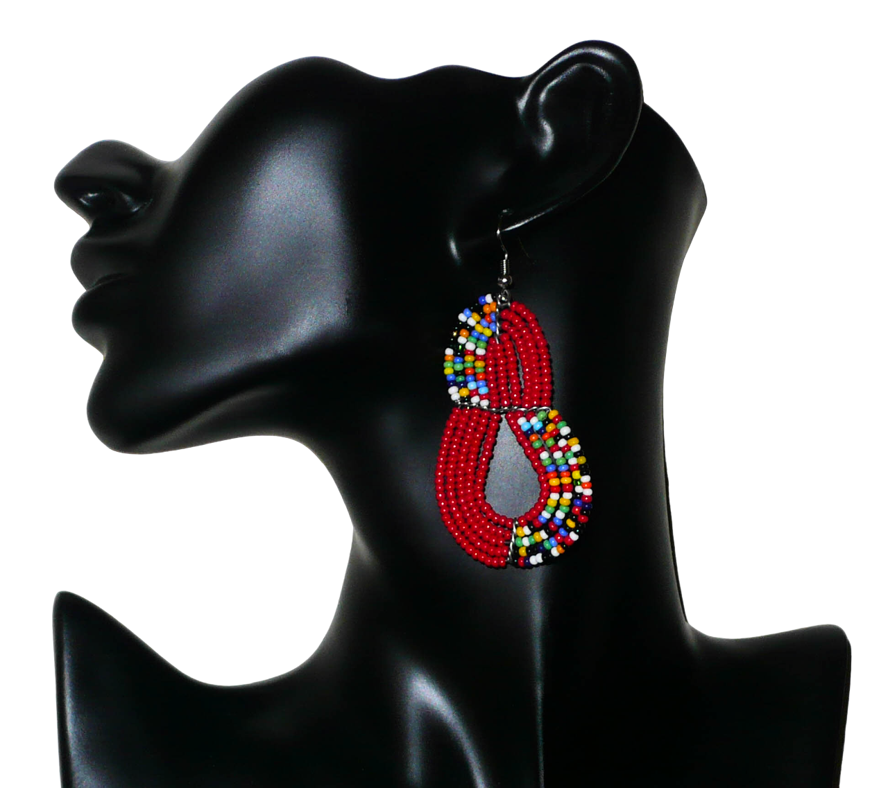 Bijoux kenyans rouges. Boucles d'oreilles ethniques composées de perles de rocaille rouges et d'un mélange de perles multicolores enfilées sur cinq rangées de fils de fer montés en forme de poires. Elles mesurent 7,5 cm de long et 4 cm de large et se portent sur des oreilles percées.