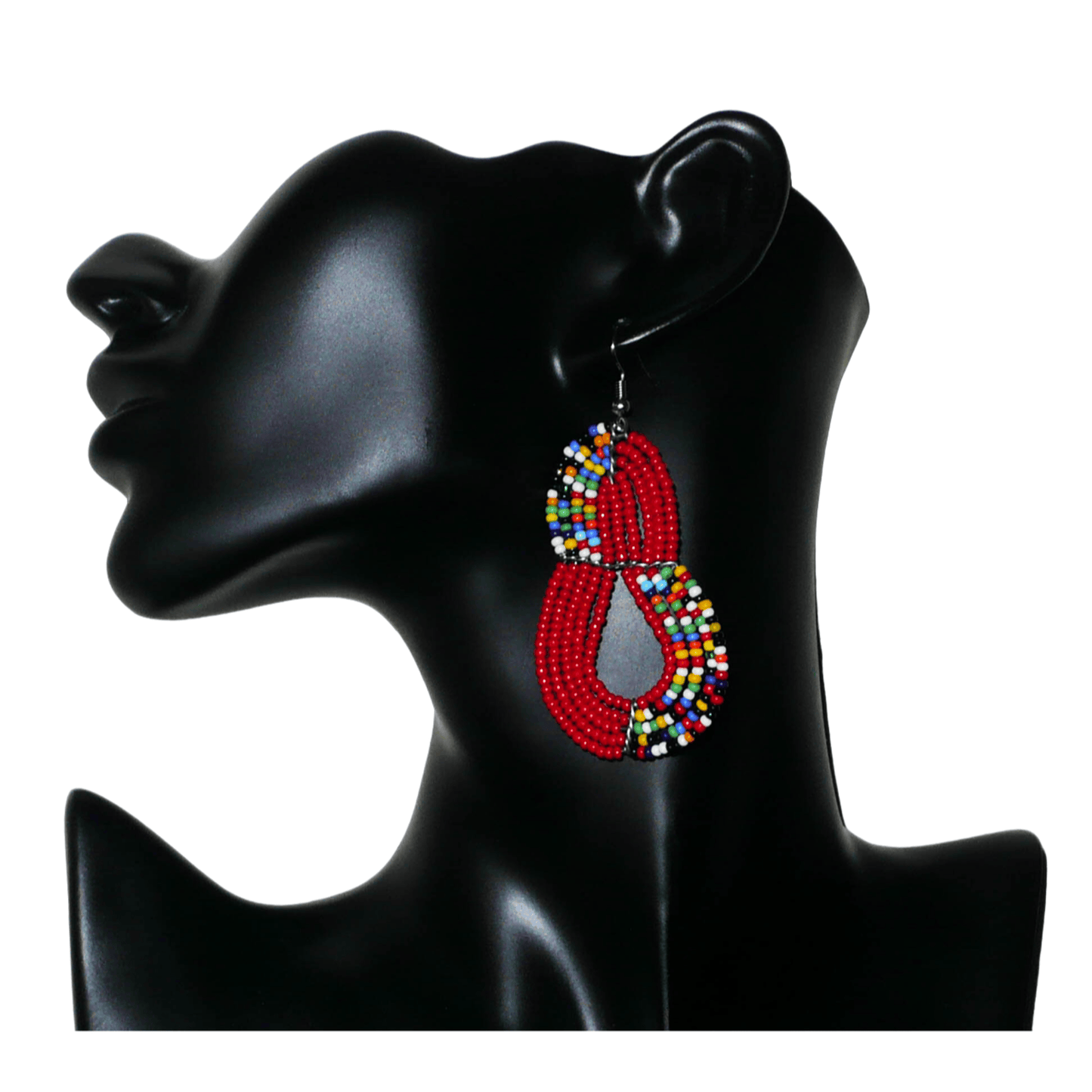 Boucles d'oreilles kenyanes rouges et multicolores en forme de poires composées de perles de rocaille. Elles mesurent 7,5 cm de long et 4 cm de large et se portent sur des oreilles percées.