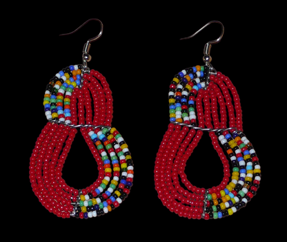 Boucles d'oreilles kenyanes rouges et multicolores en forme de poires composées de perles de rocaille. Elles mesurent 7,5 cm de long et 4 cm de large et se portent sur des oreilles percées.