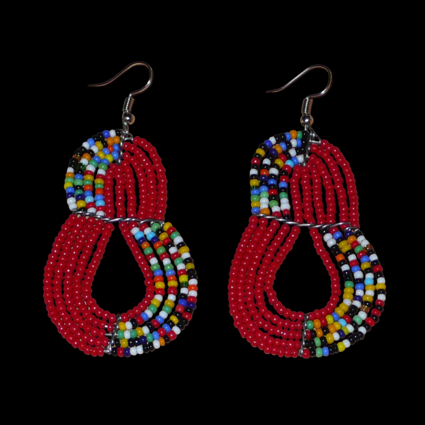 Boucles d'oreilles kenyanes rouges et multicolores en forme de poires composées de perles de rocaille. Elles mesurent 7,5 cm de long et 4 cm de large et se portent sur des oreilles percées.