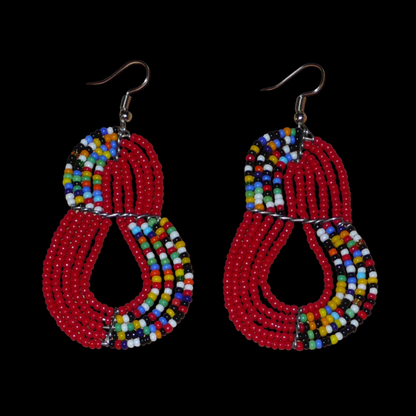 Boucles d'oreilles kenyanes rouges et multicolores en forme de poires composées de perles de rocaille. Elles mesurent 7,5 cm de long et 4 cm de large et se portent sur des oreilles percées.