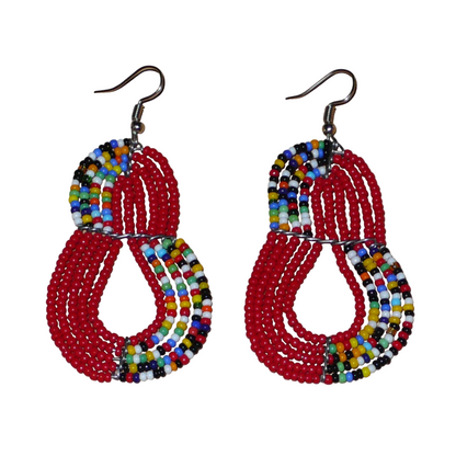 Boucles d'oreilles kenyanes rouges et multicolores en forme de poires composées de perles de rocaille. Elles mesurent 7,5 cm de long et 4 cm de large et se portent sur des oreilles percées.