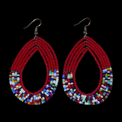 Longues boucles d'oreilles rouges et multicolores en forme de gouttes composées de perles de rocaille. Elles mesurent 9 cm de long et 4,5 cm de large et se portent avec des crochets sur des oreilles percées.
