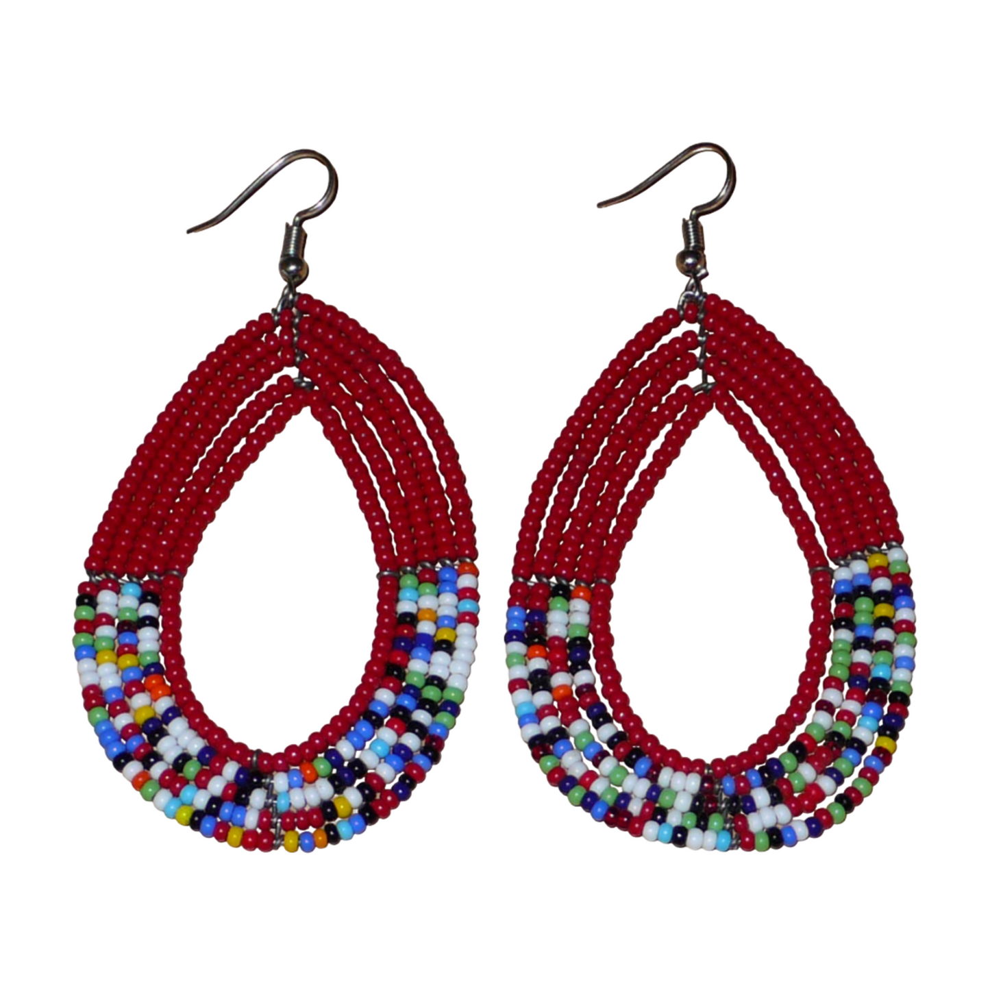 Longues boucles d'oreilles rouges et multicolores en forme de gouttes composées de perles de rocaille. Elles mesurent 9 cm de long et 4,5 cm de large et se portent avec des crochets sur des oreilles percées.
