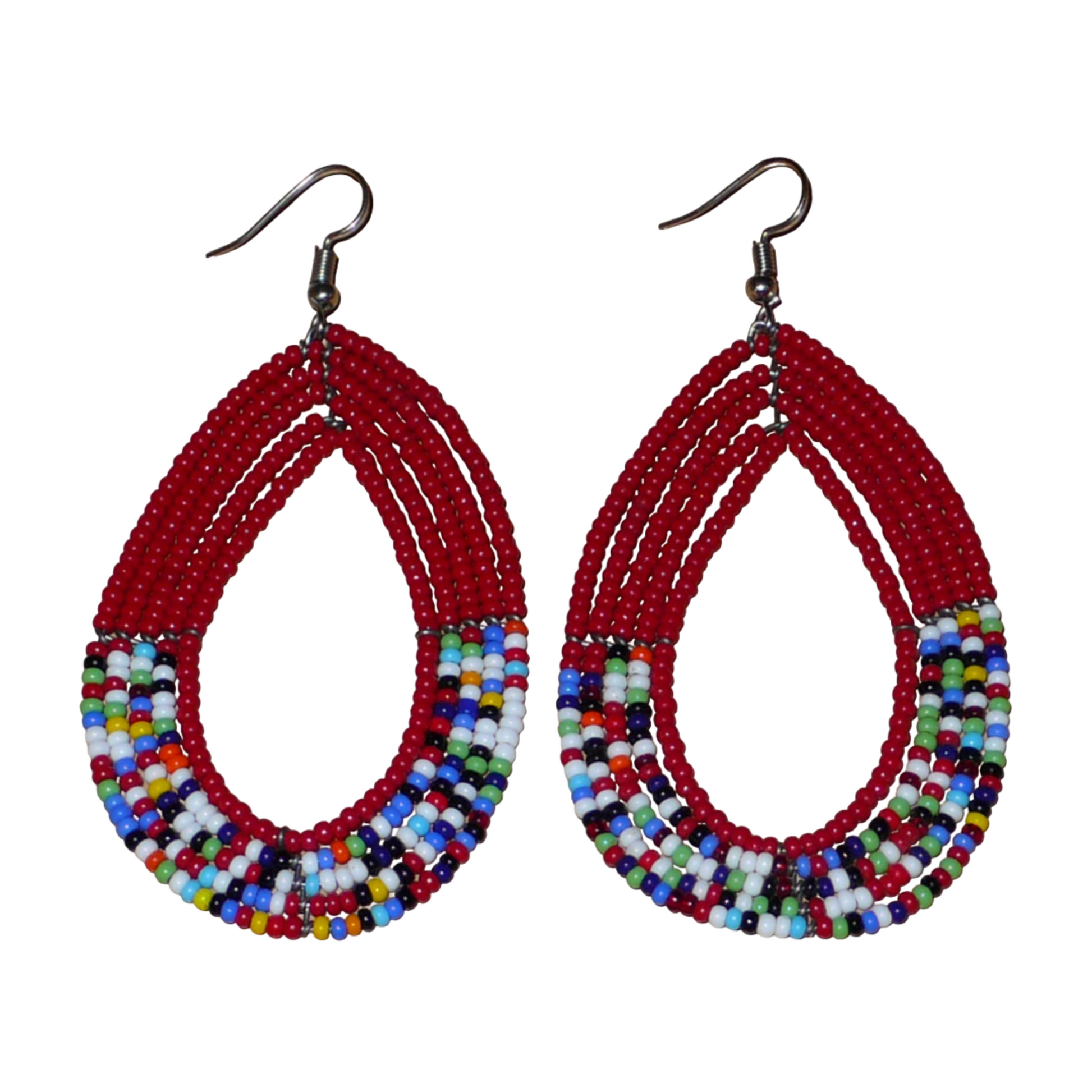 Longues boucles d'oreilles rouges et multicolores en forme de gouttes composées de perles de rocaille. Elles mesurent 9 cm de long et 4,5 cm de large et se portent avec des crochets sur des oreilles percées.