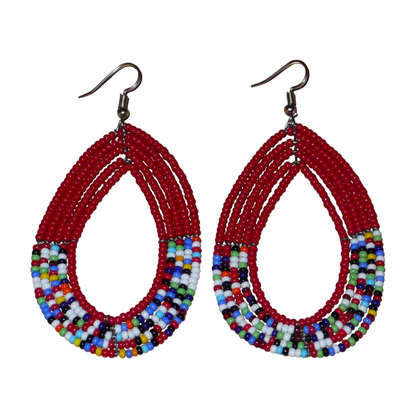 Longues boucles d'oreilles rouges et multicolores en forme de gouttes composées de perles de rocaille. Elles mesurent 9 cm de long et 4,5 cm de large et se portent avec des crochets sur des oreilles percées.