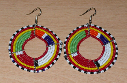 Boucles d'oreilles africaines rondes de tradition Massai faites de perles de rocaille rouges et multicolores.