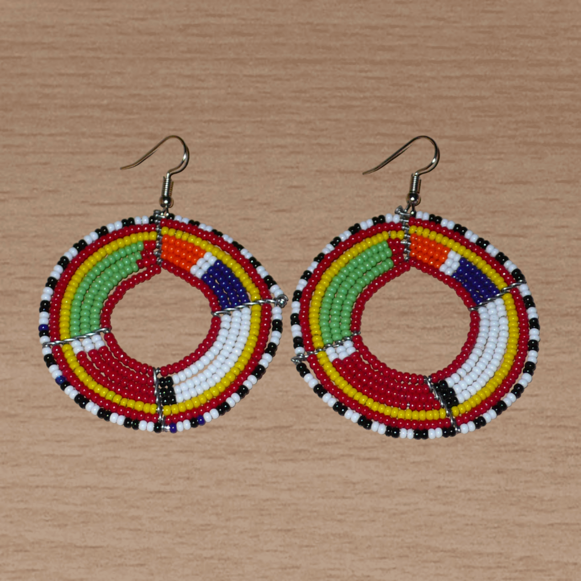 Boucles d'oreilles africaines rondes de tradition Massai faites de perles de rocaille rouges et multicolores.