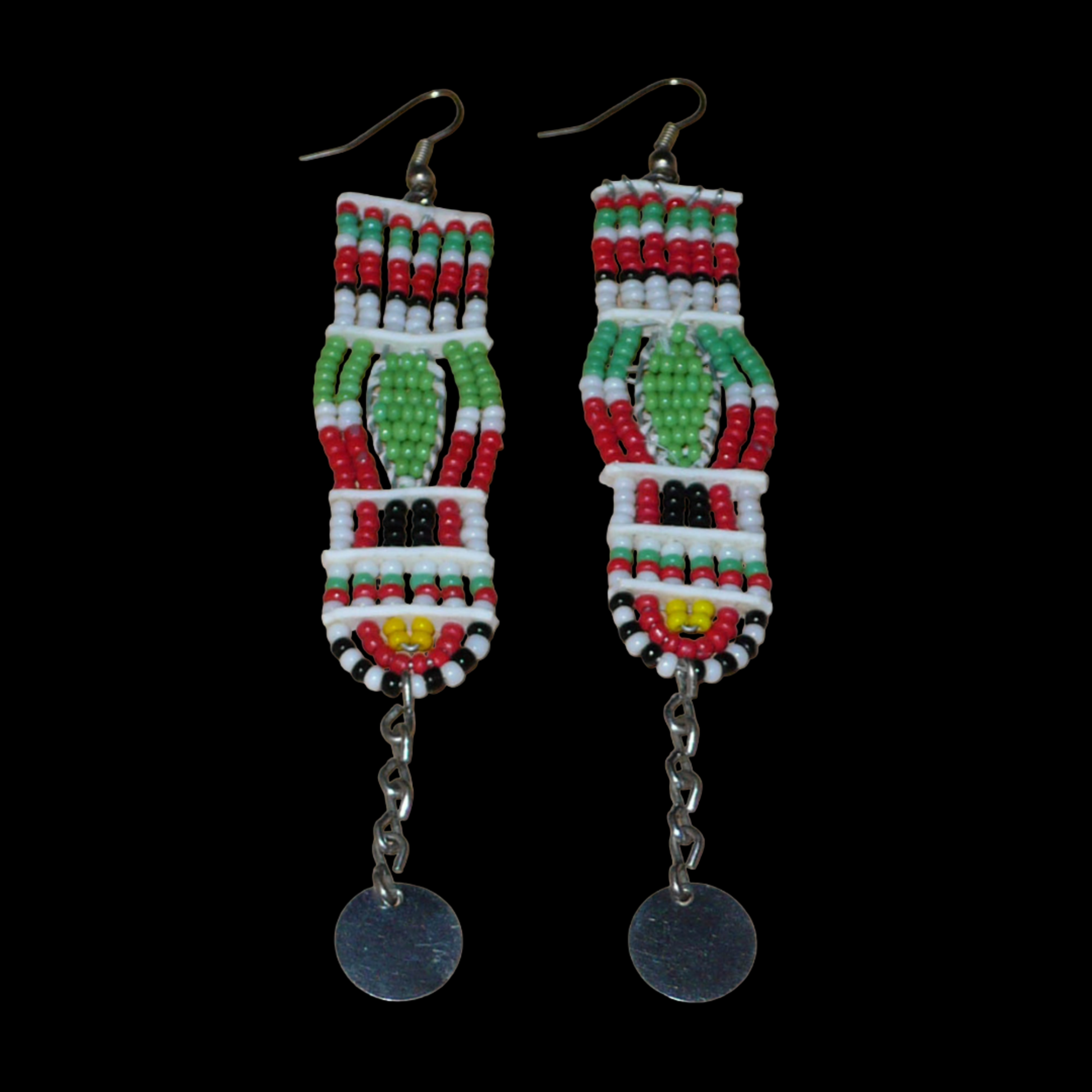 Longues boucles d'oreilles africaines de tradition Massai en perles de rocaille prolongées de chaînettes ornées de disques métalliques. Elles mesurent 11 cm de long et 2,5 cm de large, et se portent avec des crochets en acier inoxydable sur des oreilles percées.