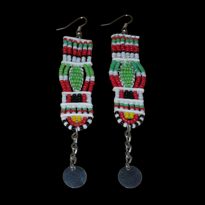 Longues boucles d'oreilles africaines de tradition Massai en perles de rocaille prolongées de chaînettes ornées de disques métalliques. Elles mesurent 11 cm de long et 2,5 cm de large, et se portent avec des crochets en acier inoxydable sur des oreilles percées.