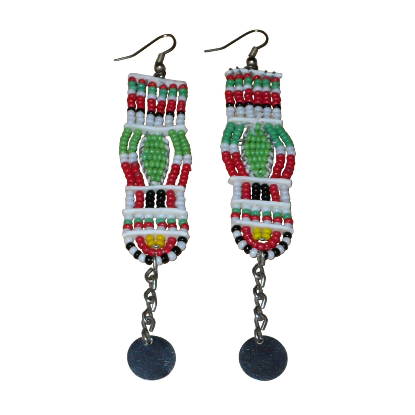 Longues boucles d'oreilles africaines de tradition Massai en perles de rocaille prolongées de chaînettes ornées de disques métalliques. Elles mesurent 11 cm de long et 2,5 cm de large, et se portent avec des crochets en acier inoxydable sur des oreilles percées.