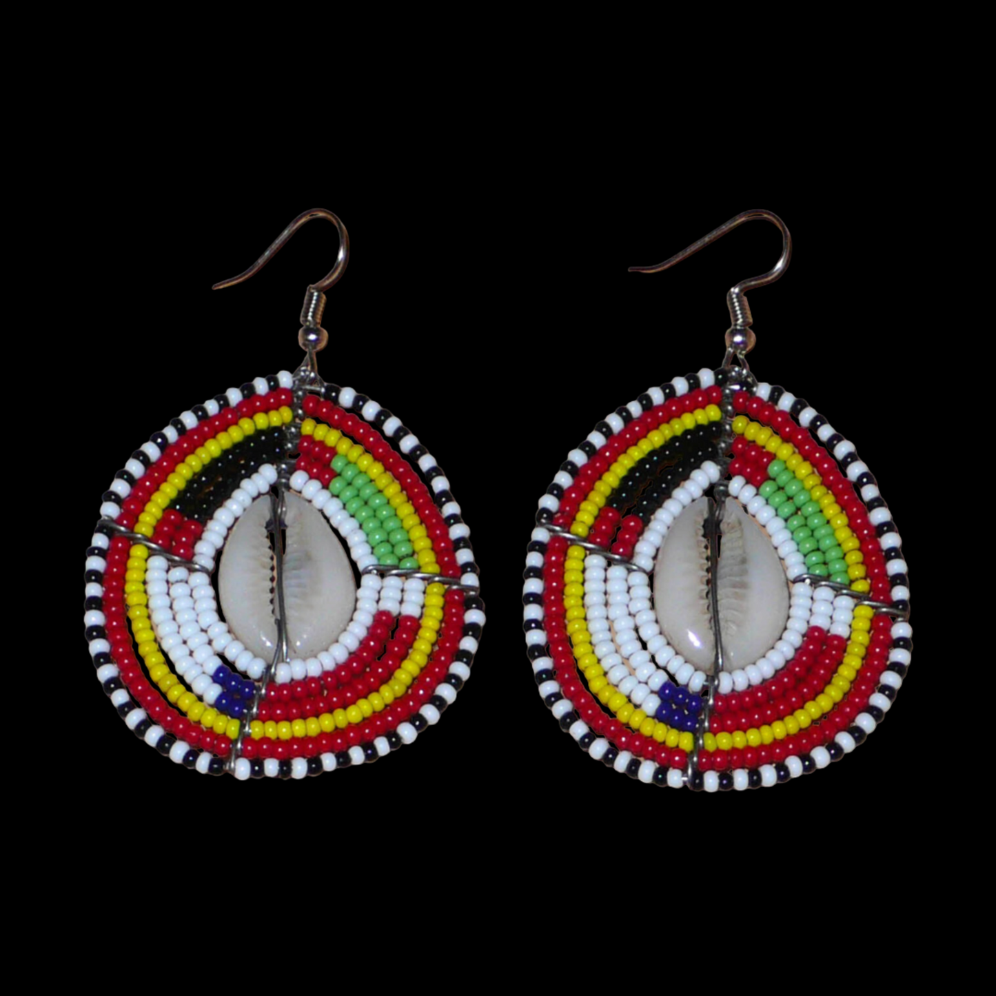 Boucles d'oreilles africaines traditionnelles en forme de boucliers Massai faites de perles et de coquillages cauris ; elles mesurent 7 cm de long et 4 cm de large et se portent sur des oreilles percées.