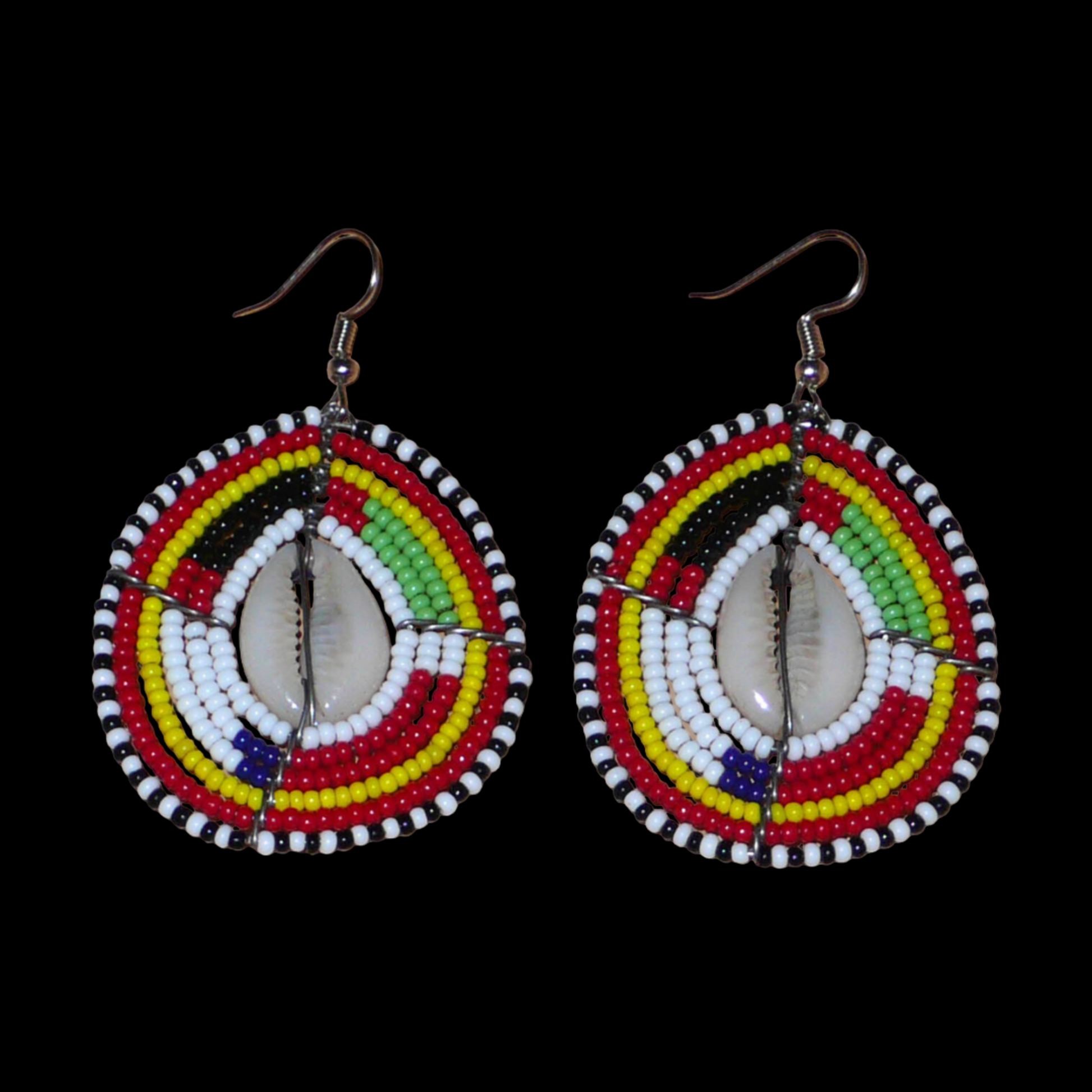 Boucles d'oreilles africaines traditionnelles en forme de boucliers Massai faites de perles et de coquillages cauris ; elles mesurent 7 cm de long et 4 cm de large et se portent sur des oreilles percées.