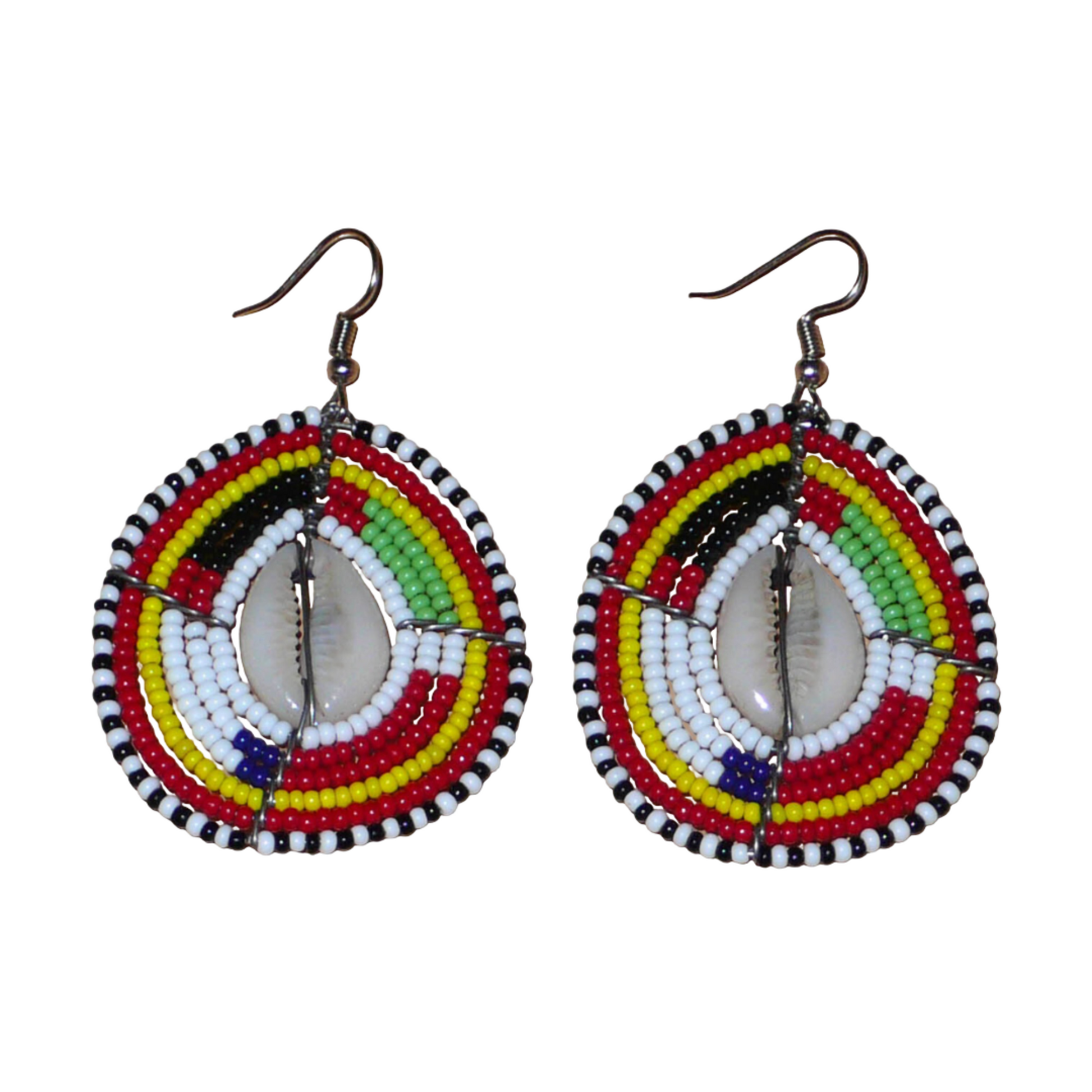 Boucles d'oreilles africaines traditionnelles en forme de boucliers Massai faites de perles et de coquillages cauris ; elles mesurent 7 cm de long et 4 cm de large et se portent sur des oreilles percées.