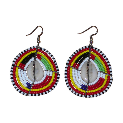 Boucles d'oreilles africaines traditionnelles en forme de boucliers Massai faites de perles et de coquillages cauris ; elles mesurent 7 cm de long et 4 cm de large et se portent sur des oreilles percées.