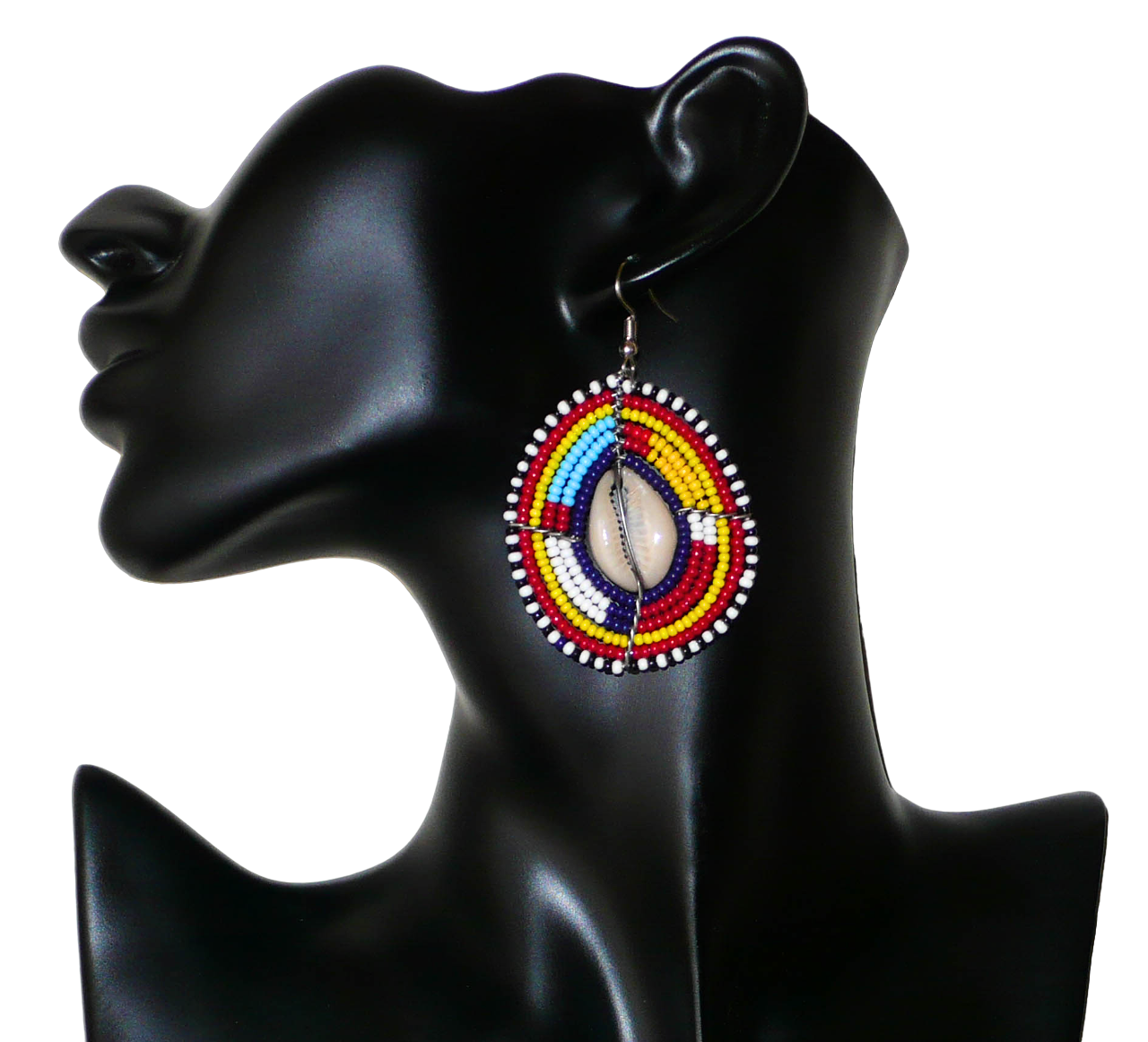 Boucles d'oreilles africaines traditionnelles aux couleurs et motifs ethniques Massai. Elles se composent de perles de rocaille multicolores enfilées sur des fils de fer montés en forme de boucliers Massai ; des coquillages sont incrustés en leur centre. Elles mesurent 7 cm de long et 4 cm de large et se portent avec des crochets en acier inoxydable sur des oreilles percées.