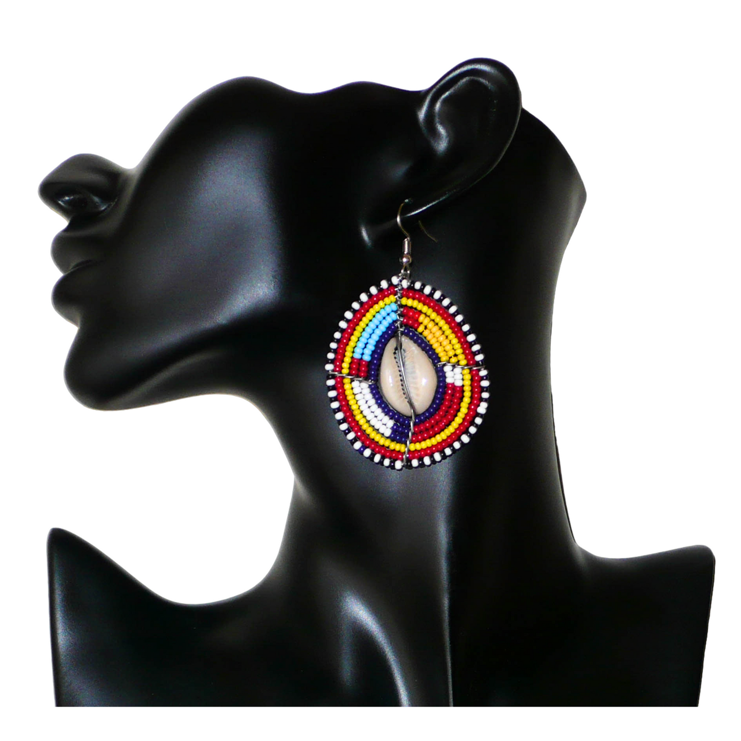 Boucles d'oreilles africaines traditionnelles aux couleurs et motifs ethniques Massai. Elles se composent de perles de rocaille multicolores enfilées sur des fils de fer montés en forme de boucliers Massai ; des coquillages sont incrustés en leur centre. Elles mesurent 7 cm de long et 4 cm de large et se portent avec des crochets en acier inoxydable sur des oreilles percées.