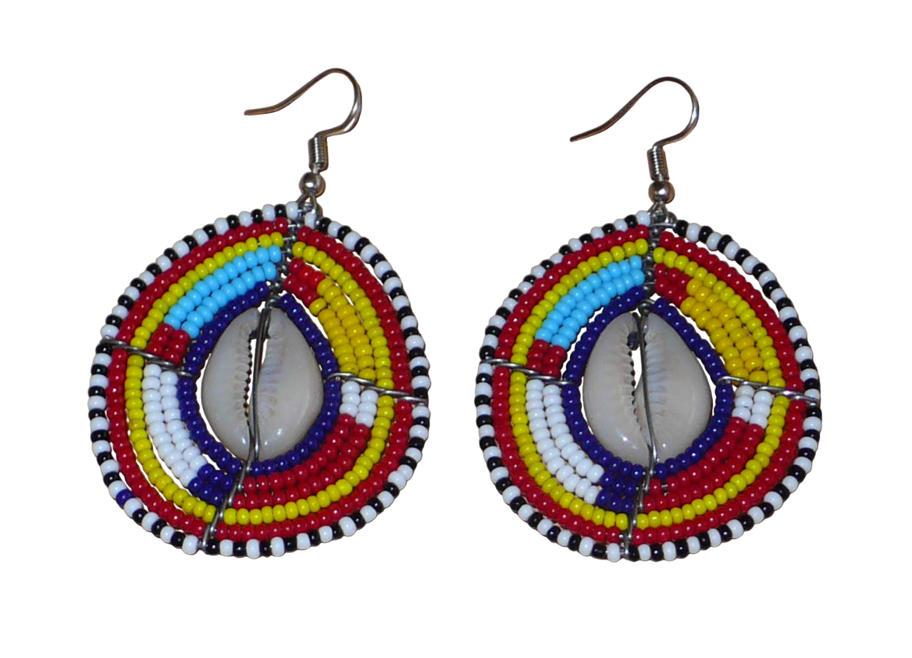 Boucles d'oreilles africaines traditionnelles aux couleurs et motifs ethniques Massai. Elles se composent de perles de rocaille multicolores enfilées sur des fils de fer montés en forme de boucliers Massai ; des coquillages sont incrustés en leur centre. Elles mesurent 7 cm de long et 4 cm de large et se portent avec des crochets en acier inoxydable sur des oreilles percées.