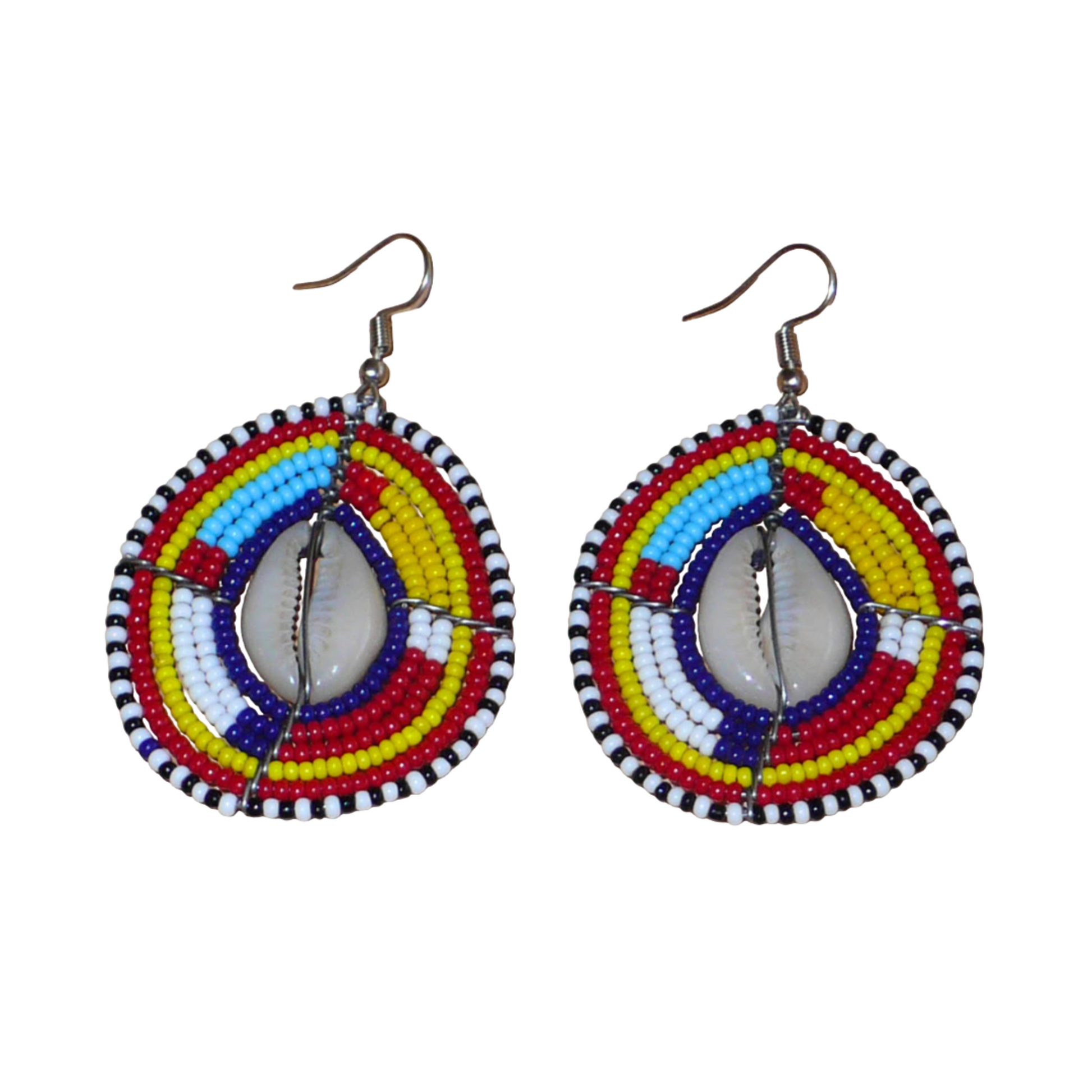 Boucles d'oreilles africaines traditionnelles aux couleurs et motifs ethniques Massai. Elles se composent de perles de rocaille multicolores enfilées sur des fils de fer montés en forme de boucliers Massai ; des coquillages sont incrustés en leur centre. Elles mesurent 7 cm de long et 4 cm de large et se portent avec des crochets en acier inoxydable sur des oreilles percées.