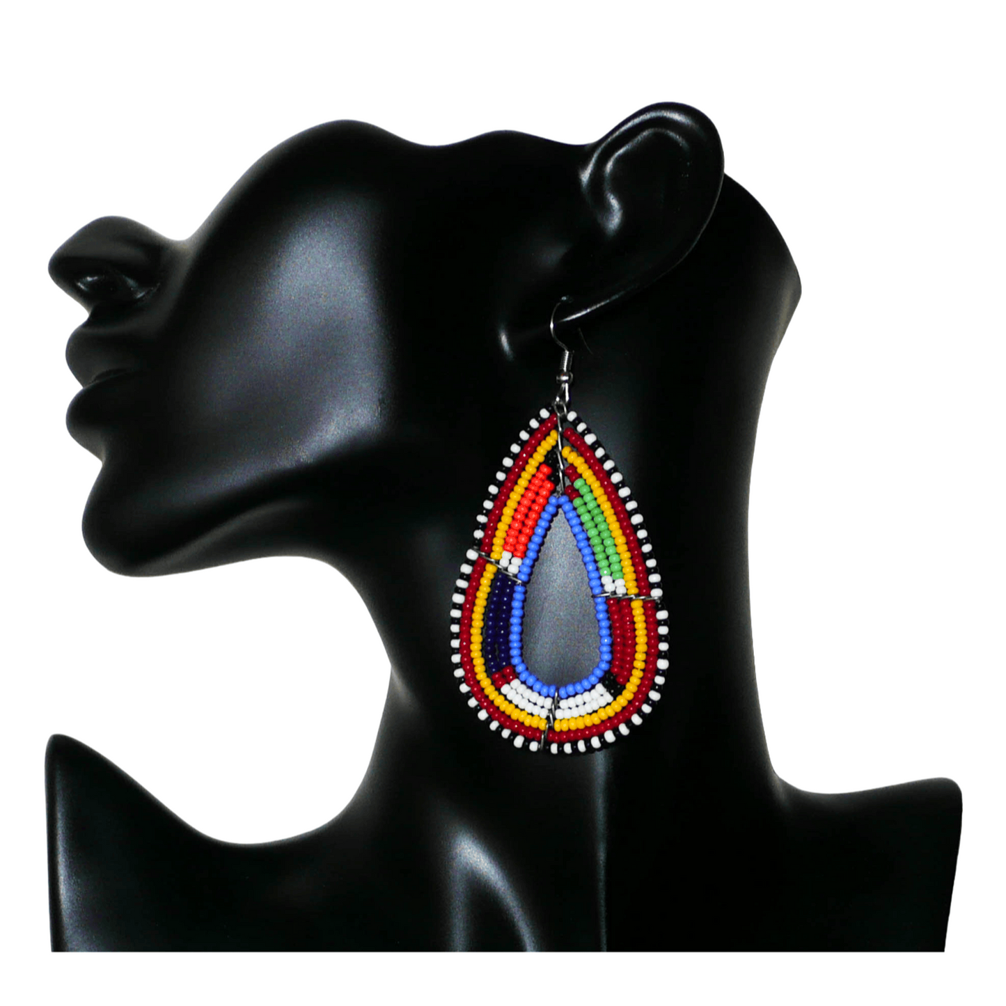 Longues boucles d'oreilles africaines en forme de gouttes faites de perles de rocaille bleues et multicolores. Elles mesurent 8,5 cm de long et 4 cm de large et se portent sur des oreilles percées.