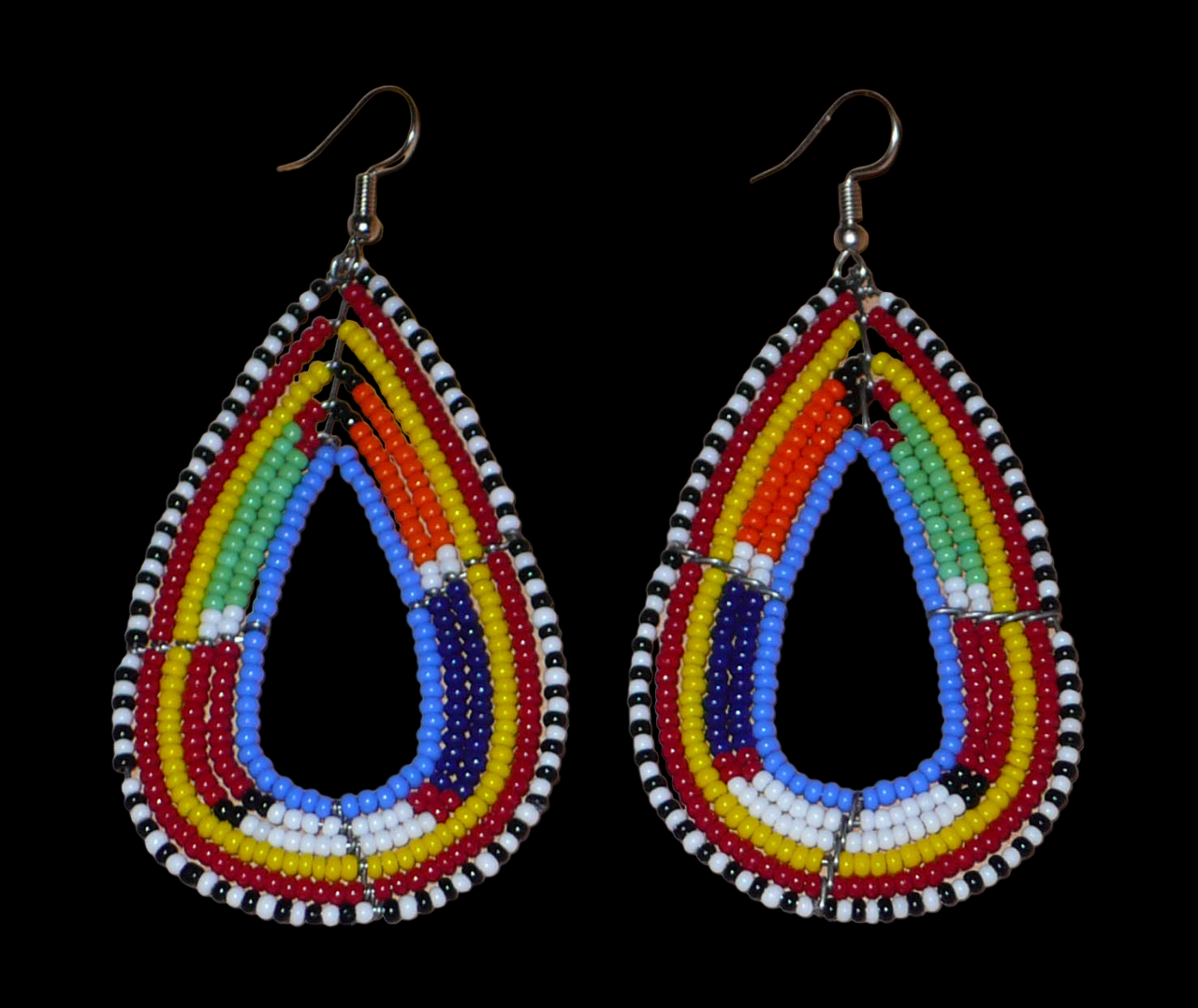 Longues boucles d'oreilles africaines en forme de gouttes faites de perles de rocaille bleues et multicolores. Elles mesurent 8,5 cm de long et 4 cm de large et se portent sur des oreilles percées.