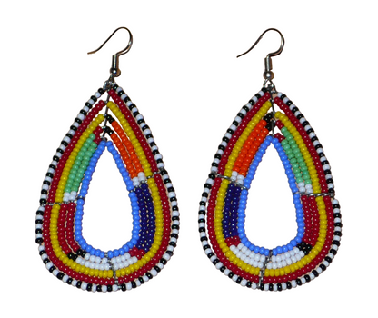 Longues boucles d'oreilles africaines en forme de gouttes faites de perles de rocaille bleues et multicolores. Elles mesurent 8,5 cm de long et 4 cm de large et se portent sur des oreilles percées.