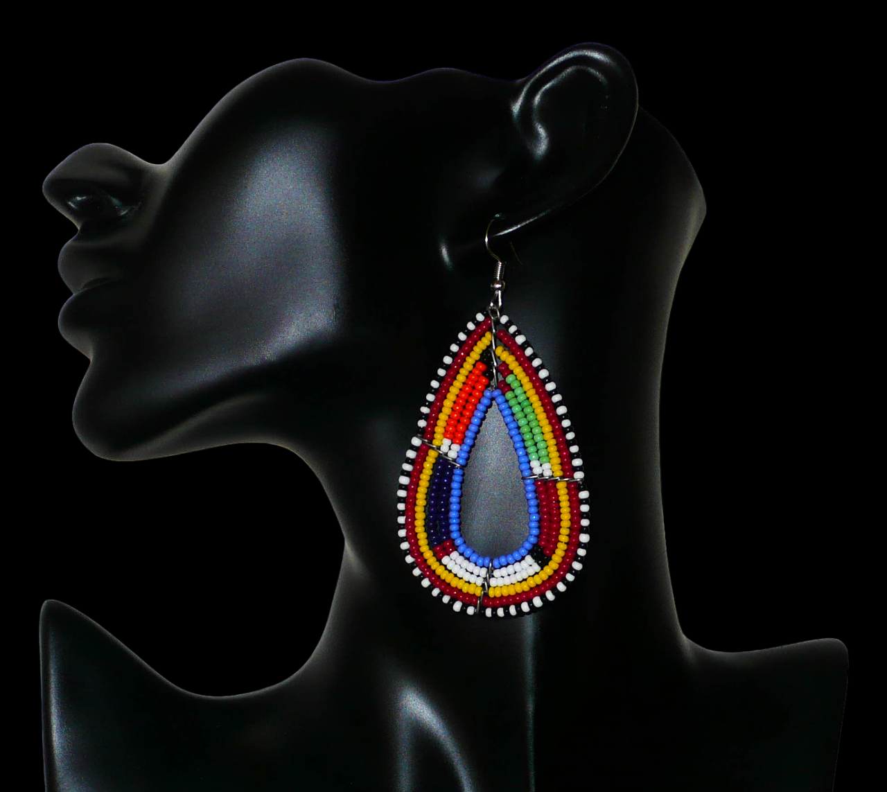 Longues boucles d'oreilles africaines en forme de gouttes faites de perles de rocaille bleues et multicolores. Elles mesurent 8,5 cm de long et 4 cm de large et se portent sur des oreilles percées.